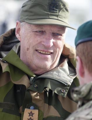 Kongen og veteranene settes p� sidelinjen under feiringen av 8. mai