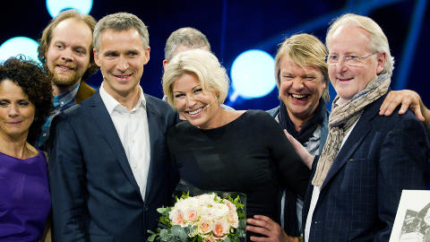 IMPONERENDE FANSKARE: Til �Litt av et liv� kom blant andre Jens Stoltenberg, Alex Ros�n og Eyvind Hellstr�m for � hylle Anne-Kat. H�rland. Foto: Bj�rn Langsem / Dagbladet.