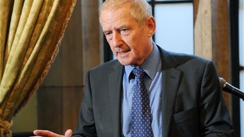 KLAGDE PÅ UTLENDING: Parlamentmedlem Barry Sheerman, la ut meldinger på Twitter hvor han synes engelskmenn bør prioriteres i jobber fremfor utlendinger. Foto: Labour Party KLAGDE PÅ UTLENDING: Parlamentmedlem Barry Sheerman, la ut meldinger på Twitter hvor han synes engelskmenn bør prioriteres i jobber fremfor utlendinger. Foto: Labour Party