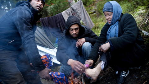 VARMER BLØTE BEIN: Stom (30) (f.v.), Jomel (33) og Vosilico (40) er blant de åtte som bor i et telt utenfor Oslo. Stom er den eneste av de åtte som har arbeidet tidligere. Nå tigger alle på gata i Oslo, og de mener de er heldige som får bo i telt, sjøl om også det er kaldt. Foto: Tomm W. Christiansen/Dagbladet VARMER BLØTE BEIN: Stom (30) (f.v.), Jomel (33) og Vosilico (40) er blant de åtte som bor i et telt utenfor Oslo. Stom er den eneste av de åtte som har arbeidet tidligere. Nå tigger alle på gata i Oslo, og de mener de er heldige som får bo i telt, sjøl om også det er kaldt. Foto: Tomm W. Christiansen/Dagbladet