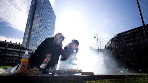 GRILLMAT: Ruskengeneral Jan Heiger leder ryddearbeidet i Oslo kommune, og sier at det har vært en «dramatisk økning» av personer fra romfolket så langt i år, til tross for at sommersesongen ikke har startet. Parken bak Oslo Plaza brukes som kjøkken når det er oppholdsvær. Foto: Tomm W. Christiansen/Dagbladet GRILLMAT: Ruskengeneral Jan Heiger leder ryddearbeidet i Oslo kommune, og sier at det har vært en «dramatisk økning» av personer fra romfolket så langt i år, til tross for at sommersesongen ikke har startet. Parken bak Oslo Plaza brukes som kjøkken når det er oppholdsvær. Foto: Tomm W. Christiansen/Dagbladet