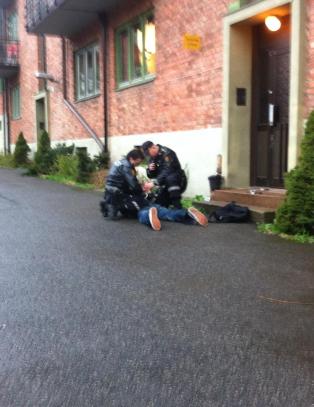 Person stukket p� butikken