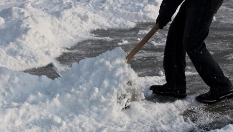 IKKE DUMP SNØEN PÅ NABOENS TOMT: Det kan raskt føre uvennligheter mellom deg og naboen. FOTO: Colourbox IKKE DUMP SNØEN PÅ NABOENS TOMT: Det kan raskt føre uvennligheter mellom deg og naboen. FOTO: Colourbox