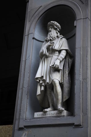 UFFIZI: En statue av Leonardo da Vinci ved inngangen til rennesansemuseet.