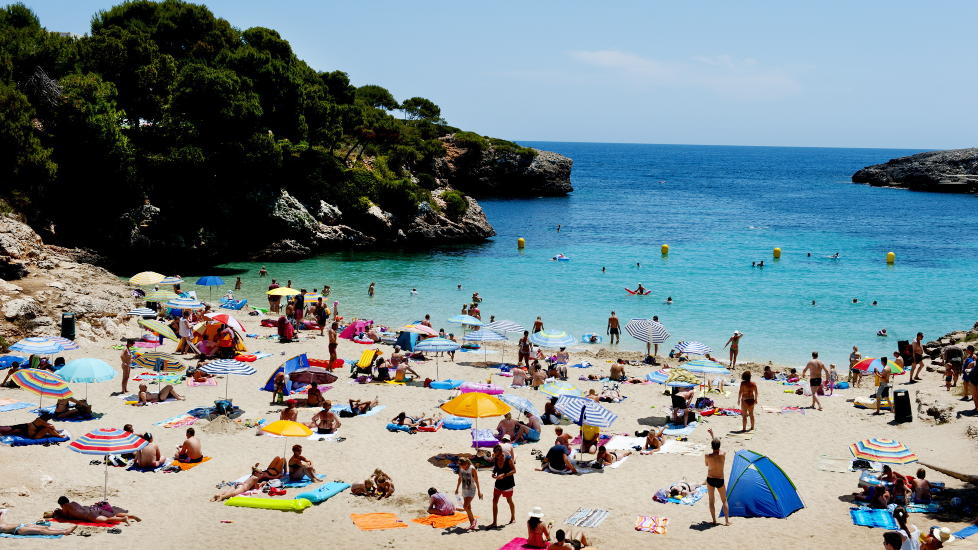 MALLORCA: Mallorca er nordmenns favorittreisem�l i sommer, tett etterfulgt av tyrkiske Antalya som har en vekst i antall solhungrige nordmenn p� 14 prosent mot i fjor. Arkivfoto: JOHN TERJE PEDERSEN