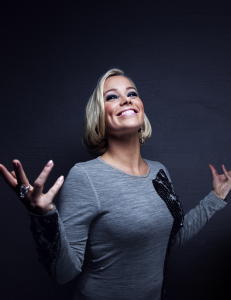 Hanne S�rvaag poserer toppl�s for manneblad