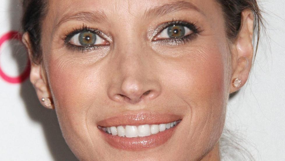 MODELLVAKKER: 43 �r gamle Christy Turlington har begynt � f� litt linjer og rynker i ansiktet. Her har hun mest sannsynlig f�tt proff hjelp til sminken. Her er det brukt matte farger, men �ynene gnistrer litt ekstra med �rlite skimmer. Rouge p� eplekinn gj�r at hun ser duggfrisk ut, og leppene er markert i en naturlig og fin farge. FOTO: Stella Pictures