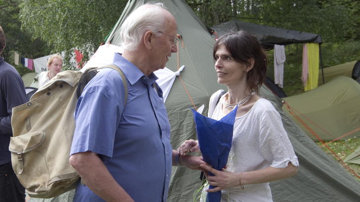 PÅ UTØYA: I 2010 var Thorvald Stoltenberg på Utøya sammen med datteren Nini Stoltenberg. Den stolte far holdt innlegg om ruspolitikk for arbeiderpartiungdommene på sommerleir. Foto: Terje Bendiksby / Scanpix PÅ UTØYA: I 2010 var Thorvald Stoltenberg på Utøya sammen med datteren Nini Stoltenberg. Den stolte far holdt innlegg om ruspolitikk for arbeiderpartiungdommene på sommerleir. Foto: Terje Bendiksby / Scanpix