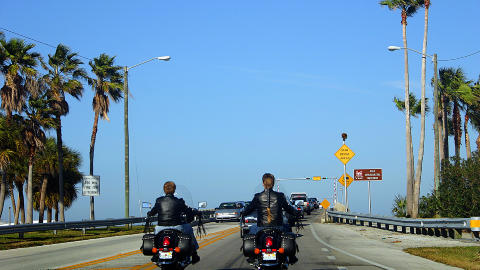 ON THE ROAD: Sommeren er den beste tida for å reise til USA, her er to jenter på motorsykkeltur i Florida. ON THE ROAD: Sommeren er den beste tida for å reise til USA, her er to jenter på motorsykkeltur i Florida.
