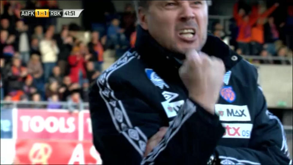 REKDALS FEIRING: Aafk-trener Kjetil Rekdal hadde denne gesten i retning Rosenborg-benken etter Aalesund utlikningsm�l i f�rste omgang.