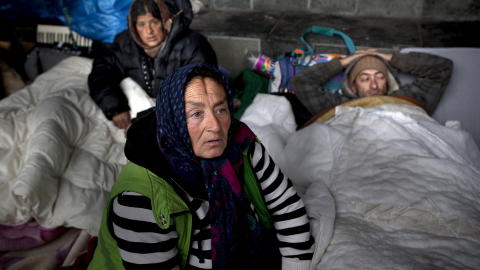 - SKIV AT VI SULTER IHJEL: Maria (54) (fremst) sier hun bare fikk 17 kroner dagen i forveien. Hennes sønn, Fillip (31) (t.h.) er stum og kom etter henne til Norge. Maria forteller at ektemannen er alkoholiker og bor i Romania. - Skriv at vi sulter ihjel, sier hun. Foto: Tomm W. Christiansen / Dagbladet - SKIV AT VI SULTER IHJEL: Maria (54) (fremst) sier hun bare fikk 17 kroner dagen i forveien. Hennes sønn, Fillip (31) (t.h.) er stum og kom etter henne til Norge. Maria forteller at ektemannen er alkoholiker og bor i Romania. - Skriv at vi sulter ihjel, sier hun. Foto: Tomm W. Christiansen / Dagbladet