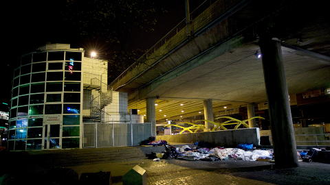 VEKKET OM NATTA: Rumenerne Dagbladet har snakket med forteller at politiet av og til vekker dem om natta og ber dem flytte seg. - Jeg får aldri sove ordentlig, sier Simone (23). Foto: Tomm W. Christiansen / Dagbladet VEKKET OM NATTA: Rumenerne Dagbladet har snakket med forteller at politiet av og til vekker dem om natta og ber dem flytte seg. - Jeg får aldri sove ordentlig, sier Simone (23). Foto: Tomm W. Christiansen / Dagbladet