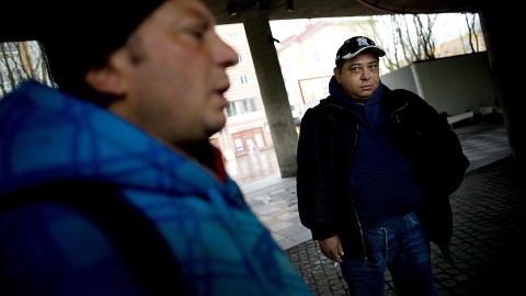 SKUFFET: Bujor (40) (t.h.) og Cantaragiu (40) har seks og sju barn hver hjemme i Romania. De mener de blir behandlet verre enn hunder i Norge, og sier de kunne tatt hvilken som helst male- eller rengjøringsjobb hvis de fikk muligheten. - Jeg har ikke tenkt på å lære meg norsk, sier Bujor. Foto: Tomm W. Christiansen / Dagbladet SKUFFET: Bujor (40) (t.h.) og Cantaragiu (40) har seks og sju barn hver hjemme i Romania. De mener de blir behandlet verre enn hunder i Norge, og sier de kunne tatt hvilken som helst male- eller rengjøringsjobb hvis de fikk muligheten. - Jeg har ikke tenkt på å lære meg norsk, sier Bujor. Foto: Tomm W. Christiansen / Dagbladet