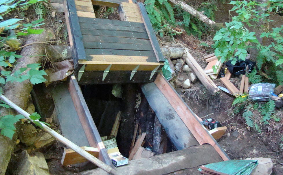 BUNKEREN: Dette er bunkeren politiet tror mannen, som er mistenkt for � ha drept sin kone og sitt barn, har gjemt seg i. Foto: AP Photo/King County Sheriff's Department/NTBScanpix