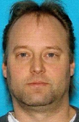 ETTERLYST: Peter Keller (41) er etterlyst etter hans kone og datter ble funnet skutt og drept etter en husbrann i Washington i forrige uke. Foto: AP Photo/King County Sheriff's Office/NTBScanpix ETTERLYST: Peter Keller (41) er etterlyst etter hans kone og datter ble funnet skutt og drept etter en husbrann i Washington i forrige uke. Foto: AP Photo/King County Sheriff's Office/NTBScanpix