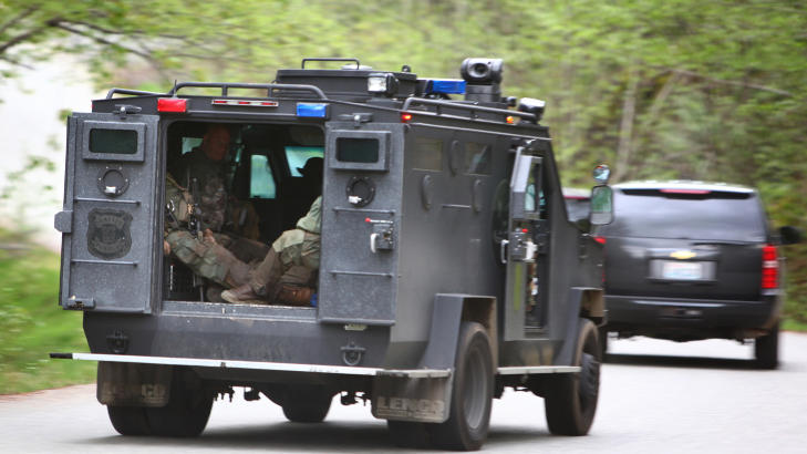 RYKKET UT: Politiets spesialstyrker omringet i går kveld lokal tid bunkeren der de tror mannen skjuler seg. Foto: AP Photo/seattlepi.com, Joshua Trujillo/NTBScanpix RYKKET UT: Politiets spesialstyrker omringet i går kveld lokal tid bunkeren der de tror mannen skjuler seg. Foto: AP Photo/seattlepi.com, Joshua Trujillo/NTBScanpix