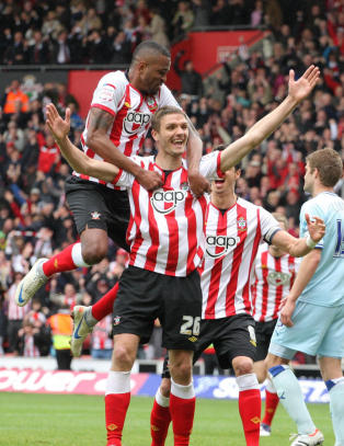 Publikum stormet banen da Southampton rykket opp