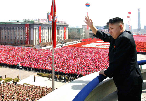 TREDJE GENERASJON: Kim Jong-un er siste skudd på diktatorstammen i Nord-Korea. Her hilser han et opptog i forbindelse med 100-årsmarkeringen for fødselen til Kim Il-sung. Foto: AP Photo/Korean Central News Agency TREDJE GENERASJON: Kim Jong-un er siste skudd på diktatorstammen i Nord-Korea. Her hilser han et opptog i forbindelse med 100-årsmarkeringen for fødselen til Kim Il-sung. Foto: AP Photo/Korean Central News Agency