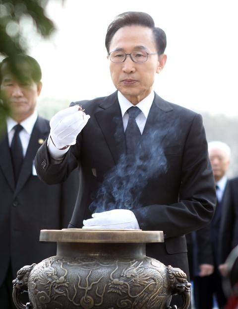 TRUES: Sør-Koreas president, Lee Myung-bak, mottar grove trusler i nordkoreanske propagandavideoer. Foto: EPA/Scanpix TRUES: Sør-Koreas president, Lee Myung-bak, mottar grove trusler i nordkoreanske propagandavideoer. Foto: EPA/Scanpix