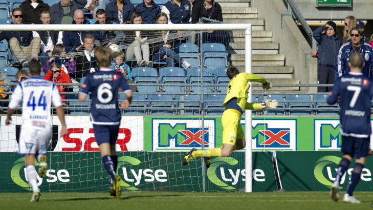 SUSER: Alexander Søderlund hamrer ballen forbi Rune Almenning Jarstein. Foto: Tommy Ellingsen / NTB scanpix SUSER: Alexander Søderlund hamrer ballen forbi Rune Almenning Jarstein. Foto: Tommy Ellingsen / NTB scanpix