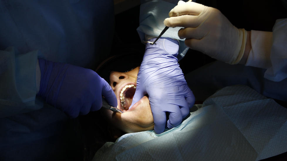 TOK HEVN: En forsm�dd kvinnelig tannlege trakk ut alle tennene til eksen da han bes�kte klinikken hennes med tannverk. Illustrasjonsfoto: Jim Young/Reuters/NTB