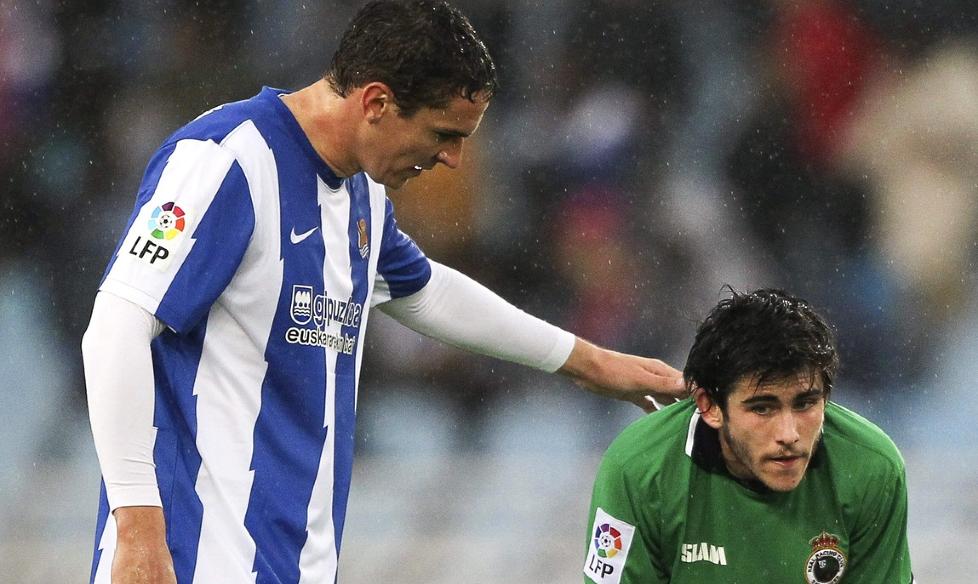 RYKKER NED: Etter ti strake sesonger i spansk 1. divisjon rykket Racing Santander ned. Klubben tapte 0-3 borte mot Real Sociedad l�rdag. Foto: EPA / Juan Herrero / NTB Scanpix