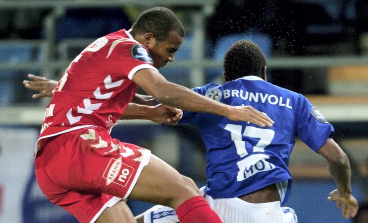 SMELLEN: Branns Rodolph Austin (t.v.) får seg en kraftig smell i duell med Emmanuel Ekpo.
Foto: Svein Ove Ekornesvaag / Scanpix SMELLEN: Branns Rodolph Austin (t.v.) får seg en kraftig smell i duell med Emmanuel Ekpo.
Foto: Svein Ove Ekornesvaag / Scanpix