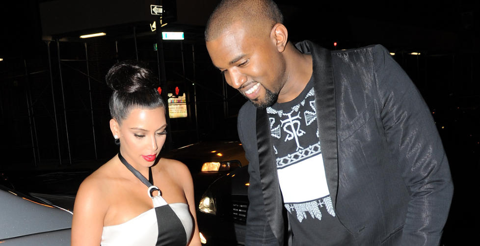  ROMANSE: Kim Kardashian og Kanye West blir stadig sett sammen h�nd i h�nd. Her fra Chanel-gallaen i New York tidligere i �r. Foto: Stella Pictures