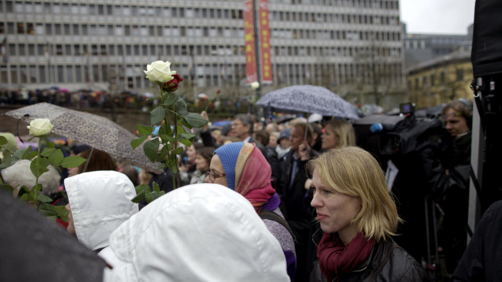 BEKLAGELIG DELTAKELSE: Rosetoget var direkte foranlediget av og knyttet til den verserende rettssaken, og til Breiviks forklaring der. Ingen n�ytral minnestund. Derfor var det beklagelig at kulturministeren via pressen varslet at hun som kulturminister ville delta i markeringen, skriver artikkelforfatteren. Foto: Foto: Kyrre Lien / NTB scanpix