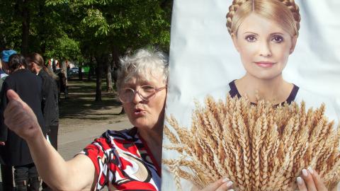 FÅR STØTTE: En tilhenger av opposisjonslederen Yulia Tymoshenko, roper slagord utenfor rettslokalene i Kharkiv. Tymoshenko soner en dom på syv år etter anklager om maktmisbruk. Foto: SERGEI BOBOK / AFP PHOTO / NTB SCANPIX FÅR STØTTE: En tilhenger av opposisjonslederen Yulia Tymoshenko, roper slagord utenfor rettslokalene i Kharkiv. Tymoshenko soner en dom på syv år etter anklager om maktmisbruk. Foto: SERGEI BOBOK / AFP PHOTO / NTB SCANPIX