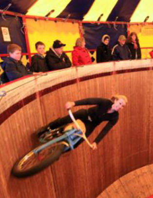 Her stoler Kerri (21) p� at �n kraft holder henne i live