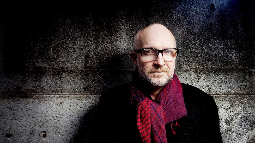 Alene hjemme: han skriver i huset p� Vinderen, med katta Buster som eneste selskap. - En av grunnen til at jeg valgte � bli forfatter er at jeg liker den type ensomhet. � sitte inne og skrive er noe jeg kan leve med. Og leve godt med.