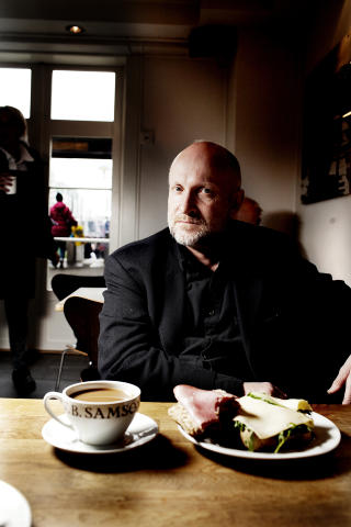 Framf�rer dikt: Etter 40 bedriftskonserter med Buicken venter n� sj�mannskirketurn� til h�sten. - I dag kan man f� alle opplevelser rett hjem i stua. Men det er noe annet � oppleve noe sammen med andre. Jeg tror akkurat den tiden en forestilling tar, blir verden et bedre sted. For mens du er publikummer kan du ikke gj�re noe g�rent.