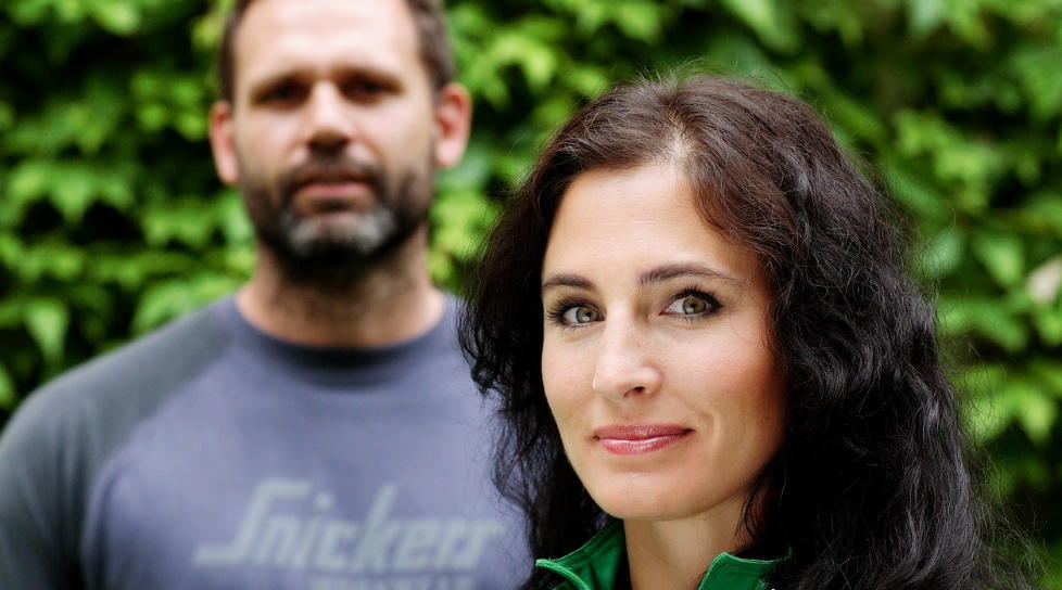 FRIKJENT: Programleder Janne Seime Siler var blant de som ble saks�kt for �rekrenkelse i forbindelse med TV3-programmet �Bygg & Bedrag�. Sammen med tv-snekker Morten Hofstad (bak) hjalp hun forbrukere mot useri�se h�ndverkere. Foto: TV3
