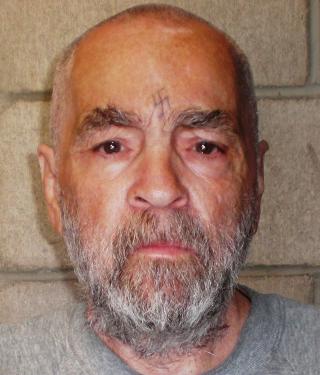 CHARLES MILLES MANSON: Dømt for å ha fått medlemmer i den såkalte «Mansonfamilien» til å drepe ni personer på brutalt vis i 1969 - blant dem regissør Roman Polanskis høygravide kone Sharon Tate. Manson hevdet drapene var en del av en rasekrig. Foto: EPA / CALIFORNIA DEPARTMENT OF CORRECTION CHARLES MILLES MANSON: Dømt for å ha fått medlemmer i den såkalte «Mansonfamilien» til å drepe ni personer på brutalt vis i 1969 - blant dem regissør Roman Polanskis høygravide kone Sharon Tate. Manson hevdet drapene var en del av en rasekrig. Foto: EPA / CALIFORNIA DEPARTMENT OF CORRECTION