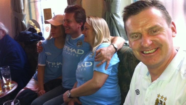 TROR PÅ STORSEIER: Manchester City-supporter Einar Barth er på plass i Manchester, og lader opp til kamp på en City-supporternes klubb Mother Mac's pub i Manchester sentrum. Foto: Gunnar Ringheim TROR PÅ STORSEIER: Manchester City-supporter Einar Barth er på plass i Manchester, og lader opp til kamp på en City-supporternes klubb Mother Mac's pub i Manchester sentrum. Foto: Gunnar Ringheim