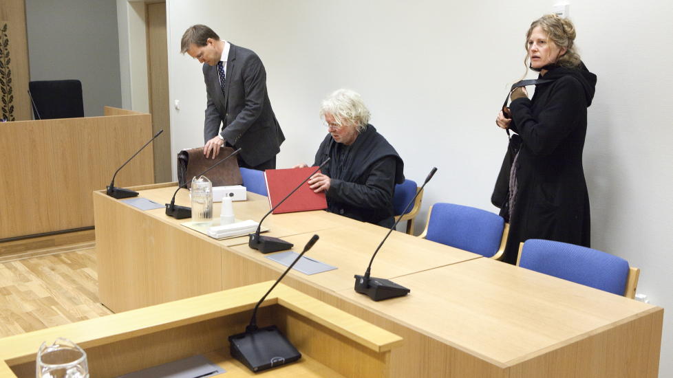 I RETTEN: Odd Nerdrum vant fram i Larvik tingrett. Her sammen med kona Turid Spildo og hans prosessfullmektig, advokat Stein Hove.  Foto: Anders Gr�nneberg