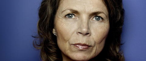 �Pr�ver du � g� ut d�ra, vil du bli skutt. Jeg skal skyte deg f�r klokka blir 12�