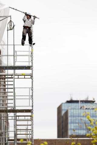 HALSBREKKENDE: Arbeideren balanserte uten sikring 15 meter over bakken. Foto: TORE MEEK / SCANPIX HALSBREKKENDE: Arbeideren balanserte uten sikring 15 meter over bakken. Foto: TORE MEEK / SCANPIX
