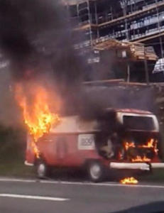 Russebil i full fyr p� E18