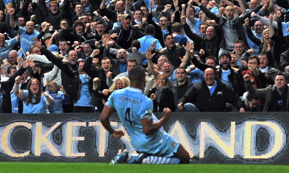KAPTEINEN TOK ANSVAR: Vincent Kompany steg til v�rs, og stanget Manchester City i ledelsen. Her feirer han foran City-supporterne. Foto: EPA / Gerry Penny / NTB Scanpix