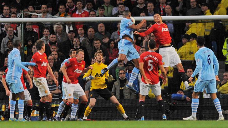 KRAFTHEADING: Vincent Kompany lurte Chris Smalling, og steg umarkert til værs. Headingen smalt kontant i mål bak en sjanseløs David De Gea. Foto: AFP Photo / Andrew Yates / NTB Scanpix KRAFTHEADING: Vincent Kompany lurte Chris Smalling, og steg umarkert til værs. Headingen smalt kontant i mål bak en sjanseløs David De Gea. Foto: AFP Photo / Andrew Yates / NTB Scanpix