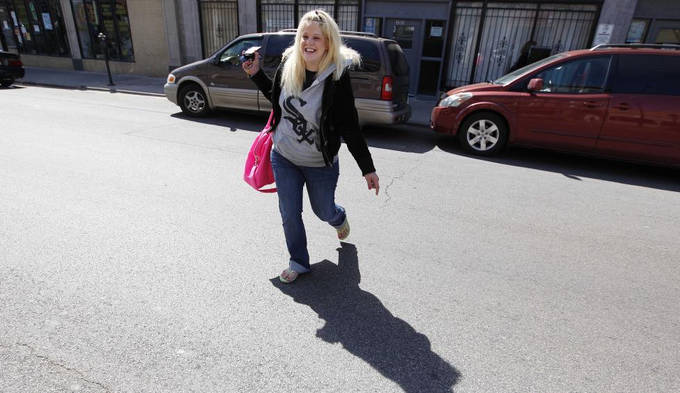 F�R BEHANDLING:  Aileen Dannelley (25) f�r behandling og r�dgivning for avhengigheten sin i Chicago, hvor hun bor. Hennes en m�ned gamle datter Savannah f�r behandling med metadon p� sjukehuset, slik at hun gradvis kan avvendes. Antall nyf�dte amerikanske barn som er rusavhengige har tredoblet seg det siste ti�ret. Foto: M. Spencer Green / AP Photo