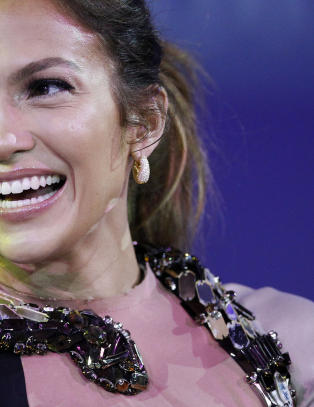 J-Lo saks�kes av tidligere privatsj�f�r