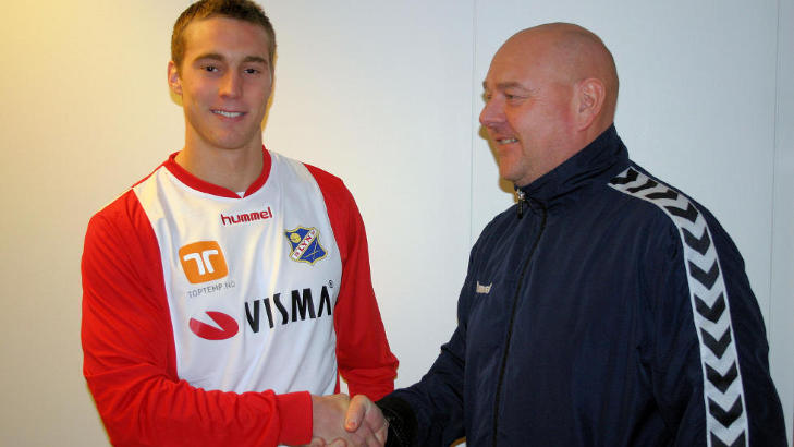 HAR MØTT VIF FØR: Mads Dahm har tippeligaerfaring, men valgte å bli med Lyn ned i 4. divisjon. I kveld er han klar for å ryste Vålerenga igjen. Her sammen med trener Finn Bredo Olsen. Foto: Lyn Fotball HAR MØTT VIF FØR: Mads Dahm har tippeligaerfaring, men valgte å bli med Lyn ned i 4. divisjon. I kveld er han klar for å ryste Vålerenga igjen. Her sammen med trener Finn Bredo Olsen. Foto: Lyn Fotball