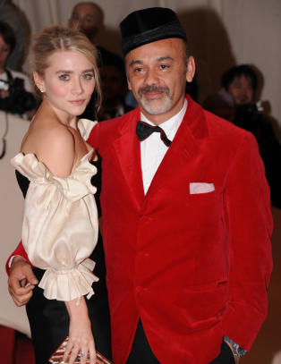 Stiller ut 200 par Christian Louboutin-sko p� museum