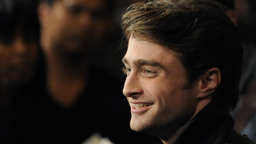 SLIPPER FANS: Harry-Potter stjernen Daniel Radcliffe ser ned p� f�ttene til kj�resten for � unng� p�trengende fans. Foto: Chris Pizzello / AP Photo / NTB Scanpix