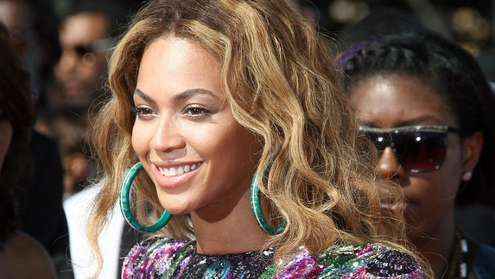 BEYONC�:: F�r hun skulle f�de datteren Blue Ivy i januar, s�rget Beyonc� for � stelle h�r, negler og �yebryn. Foto: Stella Pictures