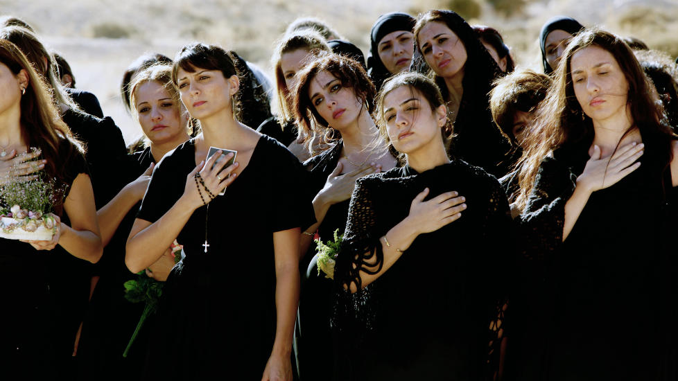 KVINNELIST: I �Hva gj�r vi n�?� benytter kvinnene i en libanesisk landsby ulike knep for � forhindre mennene i � krige.