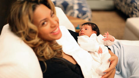 MAMMALYKKE: Superparet delte de f�rste bildene av sin lille datter p� nettsiden til Jay-Z. Foto: AP Photo / Ed Burke for Beyonce.com / Courtesy of the Carter Family / NTB Scanpix
